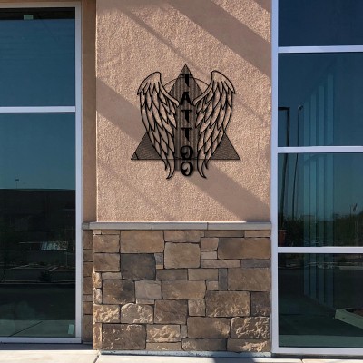 Dövme ve Melek Kanatları Temalı Metal Duvar Tablosu – Dövme Duvar Dekoru, Dövme Stüdyosu Süsü, Dövme Sanatçısına Hediye, Dövme Dükkanı Tabelası